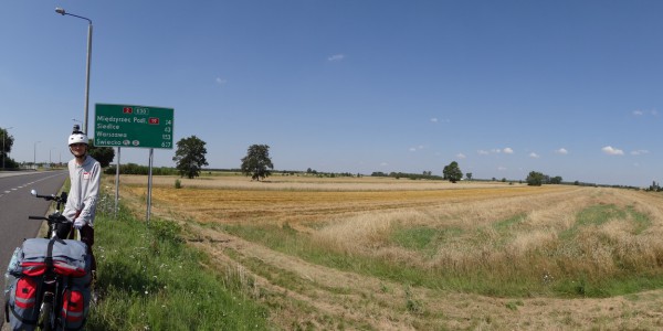 дорожный знак до Варшавы 153 км